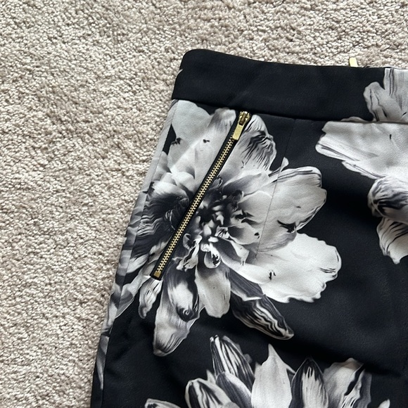 H&M Floral Elegance: Black and White Skirt with Gold Zipper Pockets - Picture 2 of 5